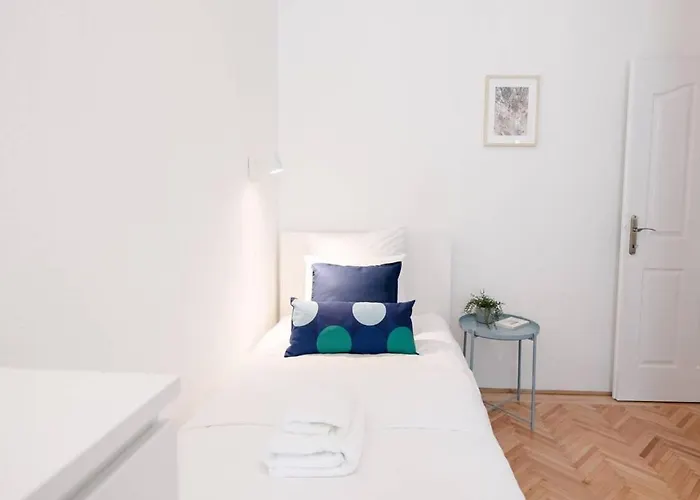 Excellent Location Lovely With Ac *