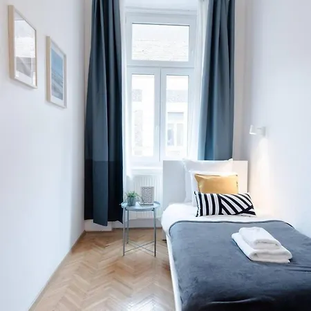 Excellent Location Lovely With Ac Budapest
