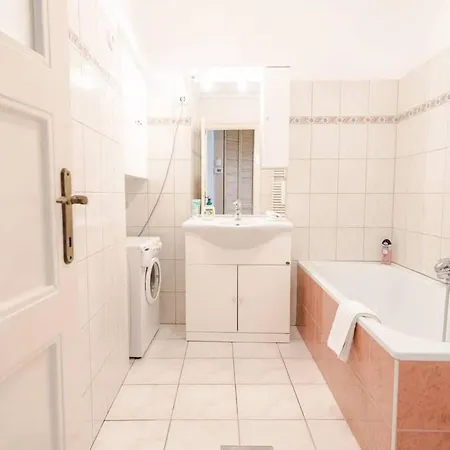 Lägenhet Excellent Location Lovely With Ac Budapest