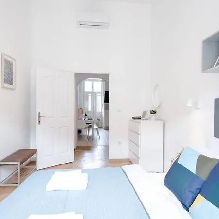 Excellent Location Lovely With Ac Διαμέρισμα