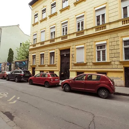 Excellent Location Lovely With Ac Budapest