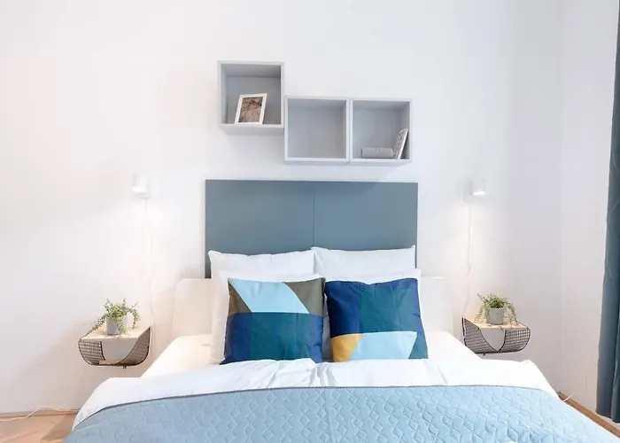 Excellent Location Lovely With Ac דירה