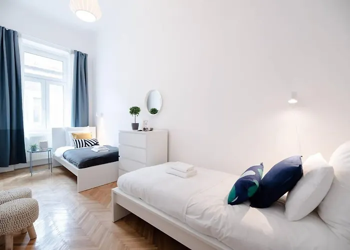 Excellent Location Lovely With Ac דירה *