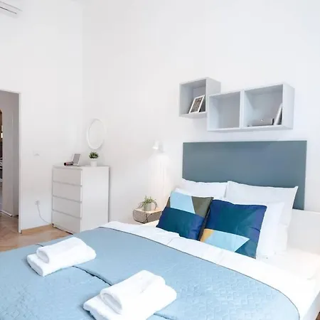 Lägenhet Excellent Location Lovely With Ac Budapest