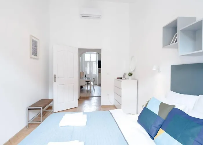 Excellent Location Lovely With Ac Apartmán